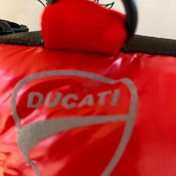 iSkin Ducati Italian nylon glossy - Picture 7 of 10